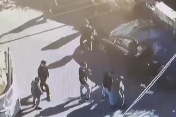 在耶路撒冷，两名投掷石块的人被指控控告警察