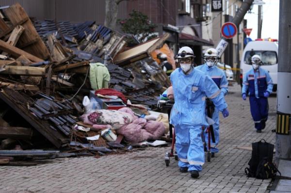 日本地震死亡人数上升至100人;211人失踪