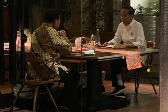 Indo<em></em>nesian President Joko Widodo (right) has dinner with Subianto on January 5.