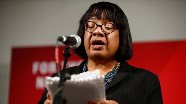 黛安·阿博特对保守党捐赠者的言论感到“害怕”，因为部长们拒绝称他的言论是“种族主义”