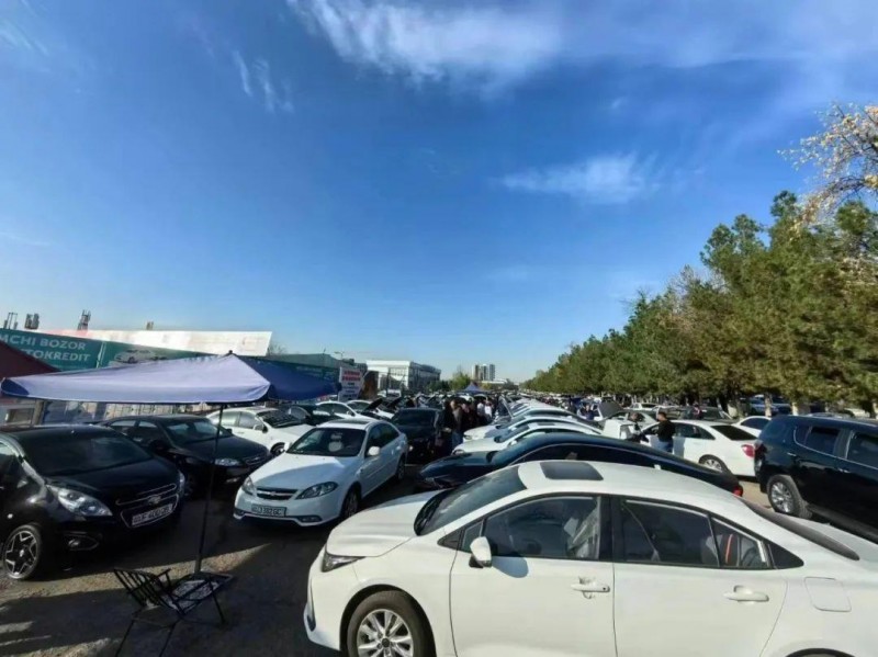 乌兹别克斯坦当地的汽车市场/图源：受访者供图