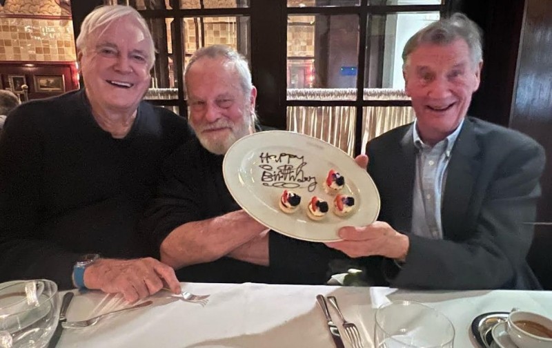 巨蟒剧团(Monty Python)的明星们齐聚一堂，纪念迈克尔·佩林爵士(Sir Michael Palin)的生日，但有一位明星缺席了