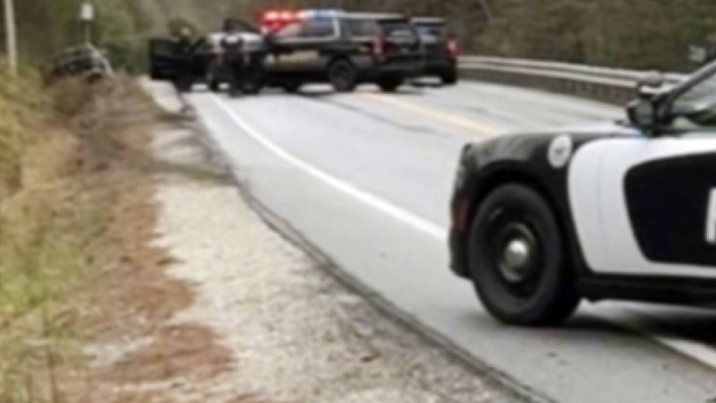 警方：盗窃嫌疑人戴着手铐偷走了两辆警车，躲过了11名警察的枪击