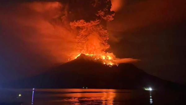 印尼火山爆发引发海啸预警，数千人被迫逃离家园