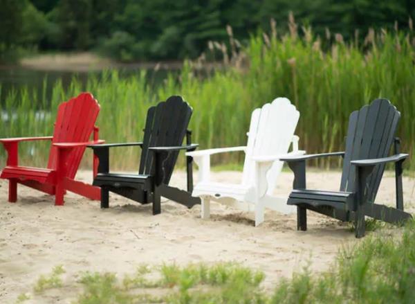 adiro<em></em>ndack chairs ona a beach.