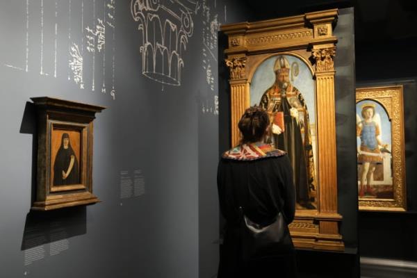 米兰的展览展示了文艺复兴时期的祭坛，几个世纪后重新统一了遥远的面板