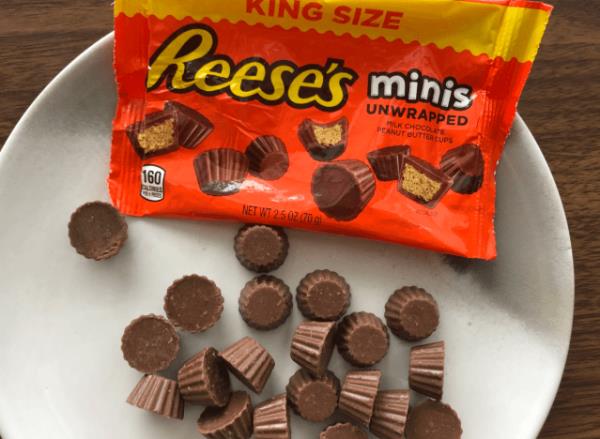 reeses minis spilled out o<em></em>nto a plate. 