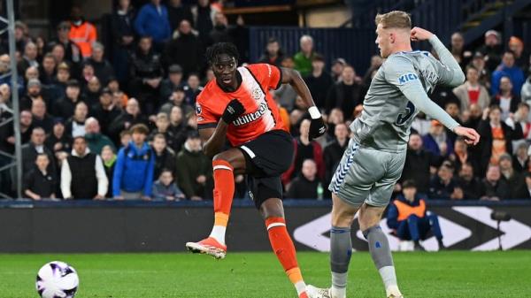 阿德巴约的进球保持了卢顿的生存希望