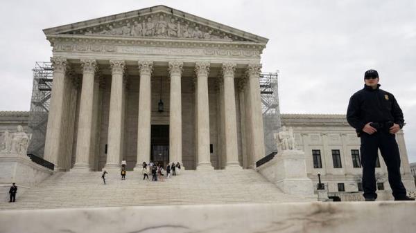 A Supreme Court police officer stands outside the United States Supreme Court building after justices unanimously reversed a Dec. 19, 2023 decision by Colorado's top court to kick Do<em></em>nald Trump off the state's Republican primary ballot, in Washington, U.S., March 4, 2024. REUTERS/Kevin Lamarque