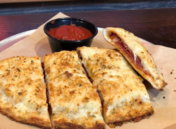 do<em></em>natos pizza calzone