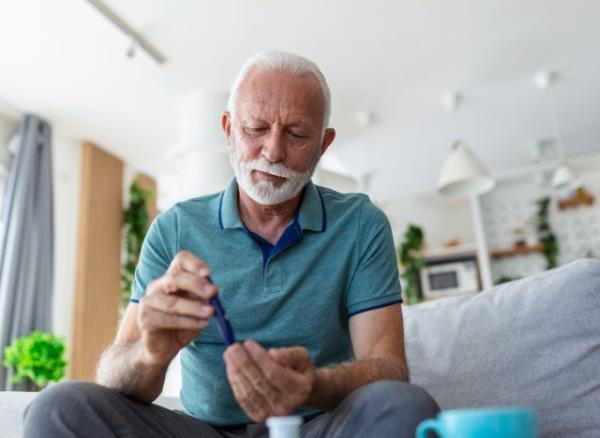 senior man co<em></em>ncept of exercise that can lower blood sugar and burn fat