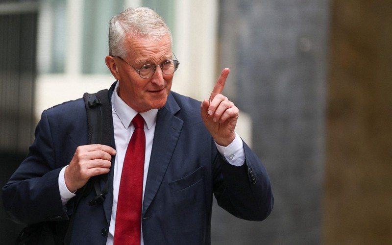 希拉里？本(Hilary Benn)保持着参与每届工党政府的家族传统