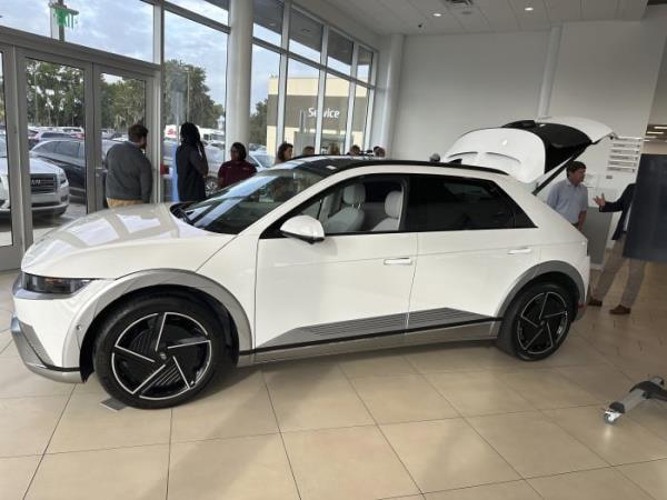 现代推出了2025年电动suv，旨在通过改进的续航里程和充电选择来吸引更广泛的吸引力