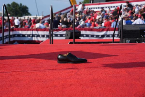 Do<em></em>nald Trump's abando<em></em>ned black Oxford. It is polished but appears to be slip-in