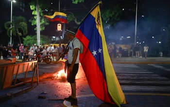 Demo<em></em>nstrators held Venezuelan flags