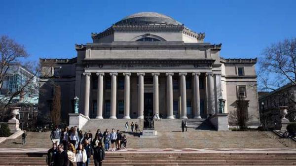 哥伦比亚大学免去了三名院长的职务，原因是他们发了“非常令人不安的”反犹太短信
