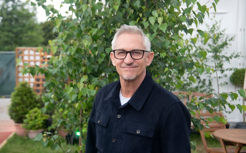 加里·莱因克尔(Gary Lineker)表示，他在网上发布政治观点，这样他就可以在晚上照镜子