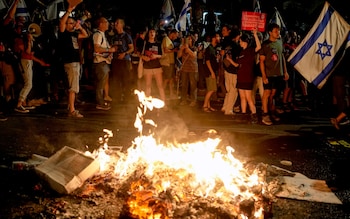 Protesters call for the release of the hostages and new elections