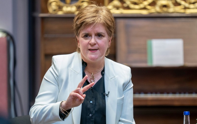 尼古拉·斯特金(Nicola Sturgeon)将为苏格兰民族党竞选，尽管该党正在接受财政调查