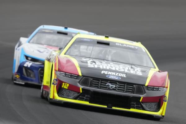 在拉尔森利用不寻常的Brickyard 400完成比赛后，纳斯卡的重启规则受到质疑
