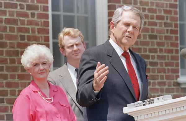 Pat Robertson during a news co<em></em>nference on May 16, 1988, at his home in Virginia Beach, Va, with his son Tim and wife Dede.</p>

<p>　　