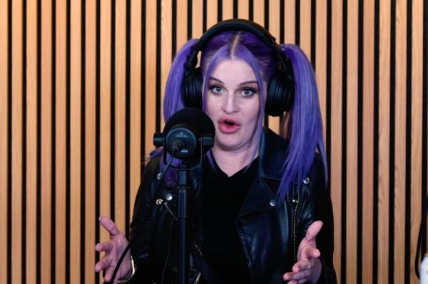 Jennifer and Pumps are joined by Kelly Osbourne in a special New York City episode. Kelly has had it with know-it-alls, Americans pro<em></em>nouncing 'tw*t' incorrectly and she also delivers some very strong opinions on the Royal Family. Jen and Pumps swap stories from rehab family week and Kelly opens up a<em></em>bout her family's experience with addiction.</p>

<p>　　