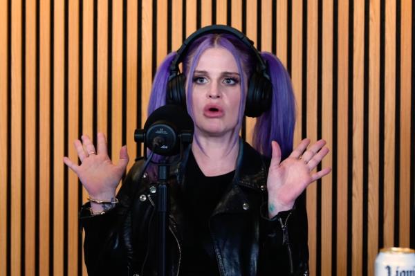 Jennifer and Pumps are joined by Kelly Osbourne in a special New York City episode. Kelly has had it with know-it-alls, Americans pro<em></em>nouncing 'tw*t' incorrectly and she also delivers some very strong opinions on the Royal Family. Jen and Pumps swap stories from rehab family week and Kelly opens up a<em></em>bout her family's experience with addiction.</p>

<p>　　
