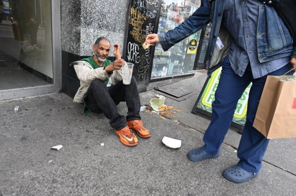 Homeless man receiving mo<em></em>ney 
