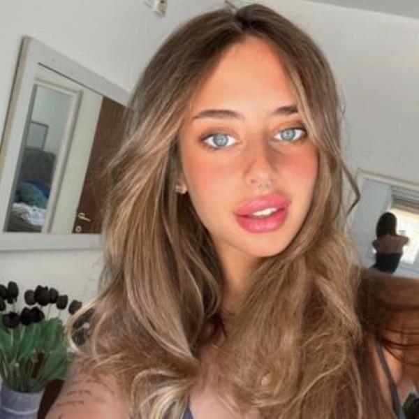 https://www.instagram.com/mia_schem/
