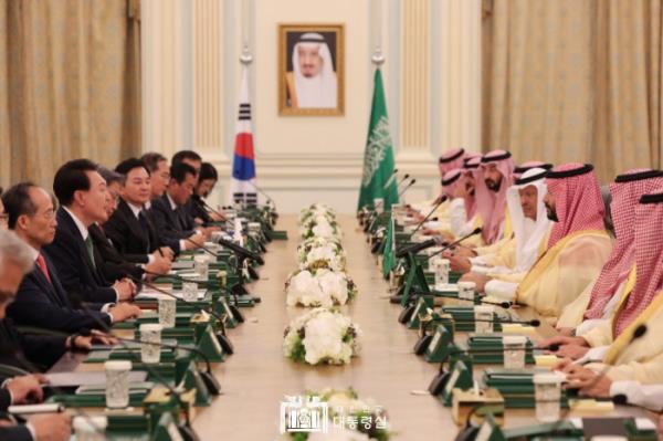 South　Korean　President　Yoon　Suk　Yeol　(center　on　left)　has　a　summit　with　Saudi　Arabia's　Crown　Prince　Mohammed　bin　Salman　in　Riyadh　on　Oct.　22,　2023.　(Courtesy　of　the　Office　of　the　President　Republic　of　Korea)