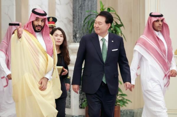 Saudi　Arabia's　Crown　Prince　Mohammed　bin　Salman　(on　left)　talks　with　South　Korean　President　Yoon　Suk　Yeol　before　the　signing　ceremony　of　tens　of　MOUs　in　Riyadh　on　Oct.　22,　2023.