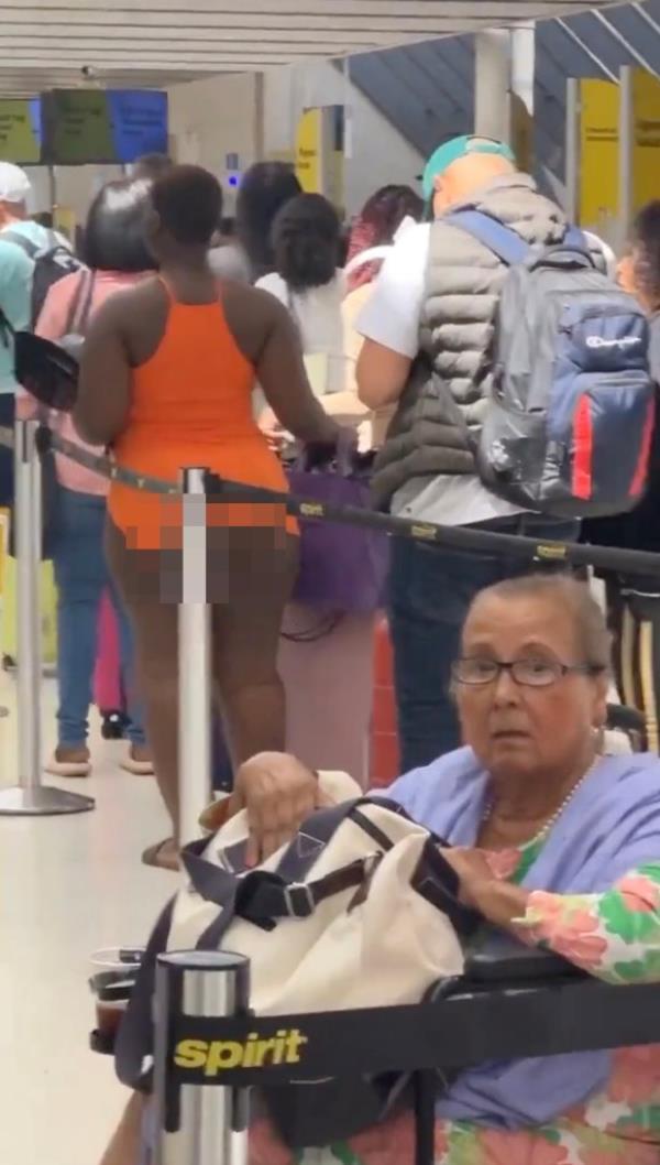 The video co<em></em>ntinued as the woman moved forward in line.