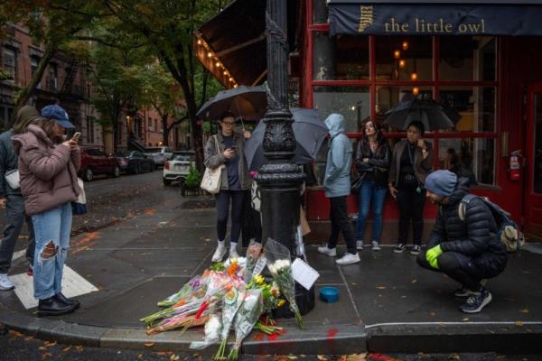 Tributes outside Friends apartment