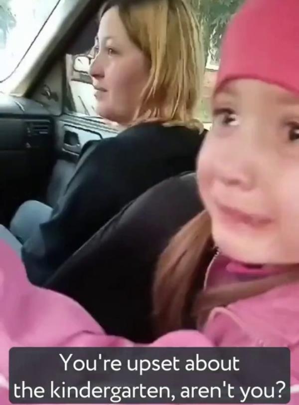 乌克兰女孩看到自己的托儿所被轰炸后哭泣