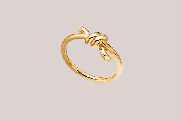 Image of a small gold ring with a me<em></em>tallic knot