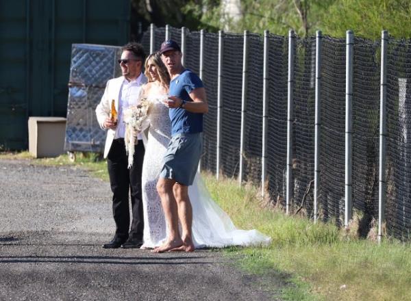 克里斯·马丁在新娘的追捕下破坏了婚礼