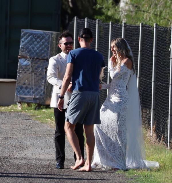 Chris Martin stops to take a photo on his walk, with wedding couple in Perth, Western Australia. 17 Nov 2023 Pictured: Chris Martin. Photo credit: FAITH MORAN/MEGA TheMegaAgency.com +1 888 505 6342