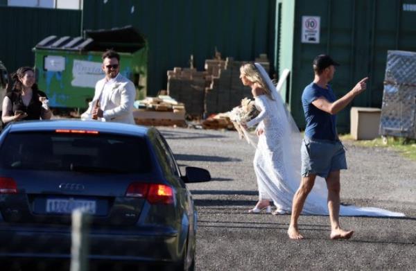 Chris Martin stops to take a photo on his walk, with wedding couple in Perth, Western Australia. 17 Nov 2023 Pictured: Chris Martin. Photo credit: FAITH MORAN/MEGA TheMegaAgency.com +1 888 505 6342