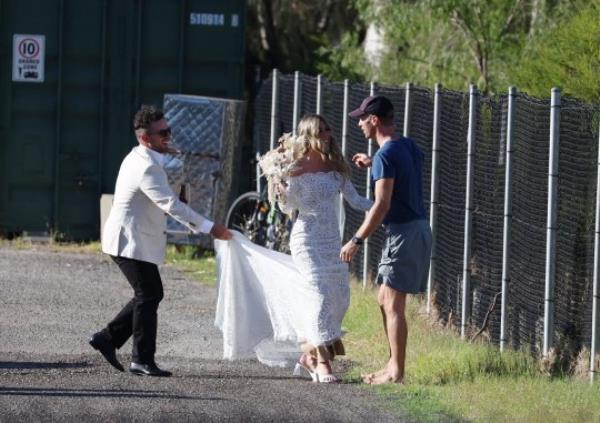 Chris Martin stops to take a photo on his walk, with wedding couple in Perth, Western Australia. 17 Nov 2023 Pictured: Chris Martin. Photo credit: FAITH MORAN/MEGA TheMegaAgency.com +1 888 505 6342