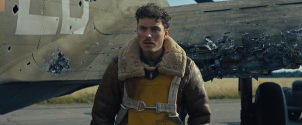 Nate Mann as Robert 