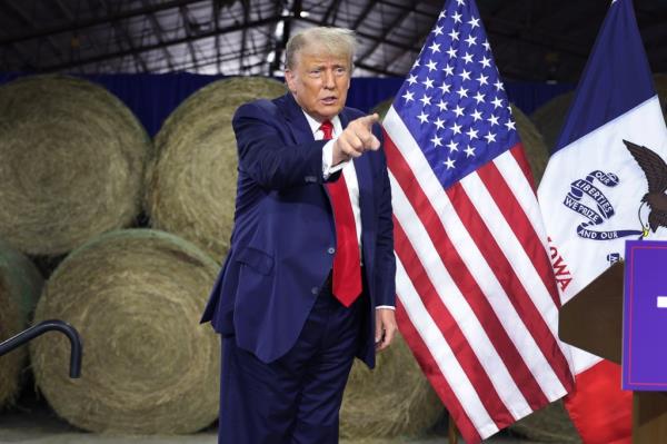 Do<em></em>nald Trump stands on stage pointing his finger at the audience. 