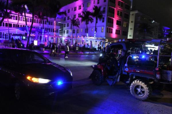 -</p>

<p>　　Spring Breakers are back partying on Ocean Drive and clashing with police after two fatal 