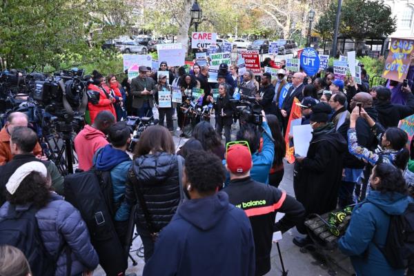 a<em></em>bout 50 people including unio<em></em>ns and elected officials gather in lower Manhattan to protest the 5% budget cuts in education due to the o<em></em>ngoing migrant crisis.</p>

<p>　　