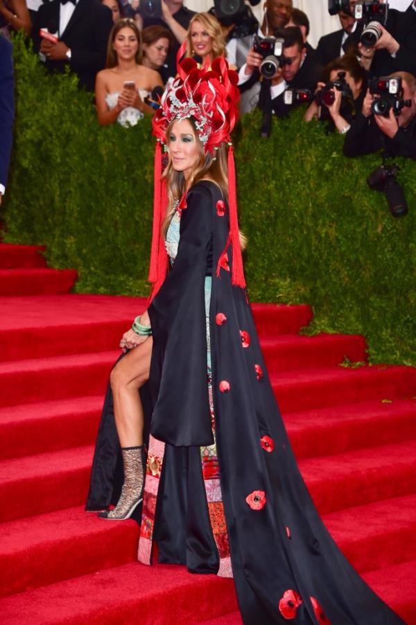 Parker walked the red carpet in a red and silver headpiece and a black dress.