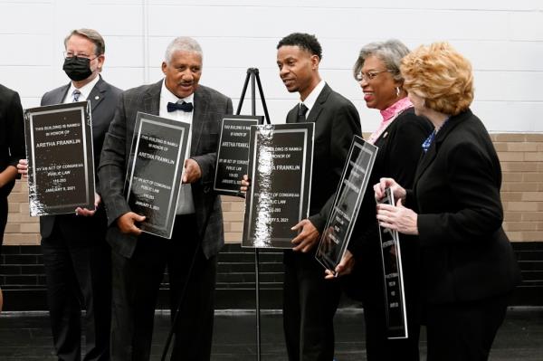 Sen. Gary Peters, D-Mich., Edward Franklin, Kecalf Franklin, U.S. Rep. Brenda Lawrence, and Sen. Debbie Stabenow, D-Mich., hold commemorative signs ho<em></em>noring Aretha Franklin, Monday, Oct. 4, 2021, in Detroit