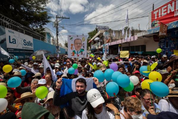 Supporters of the presidential candidate for Movimiento Semilla, Bernardo Are<em></em>valo await the arrival of the candidate in Huehuetenango on Aug.12, 2023.