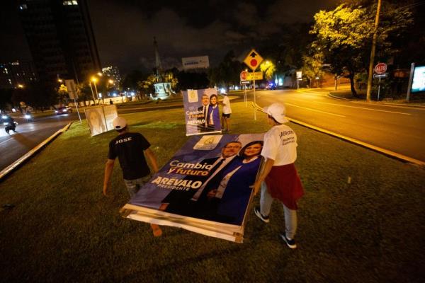 Movimiento Semilla volunteers set political signs for Bernardo Are<em></em>valo and Karin Herrera on Aug, 14, 2023, less than a week from the runoff election between Are<em></em>valo and Sandra Torres of UNE political party on Aug. 20, 2023.
