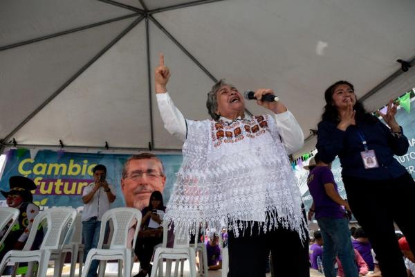 Mayra Rodriguez rehearses as she gets ready to recite a poem on the stage wher<em></em>e Presidential candidate for Movimiento Semilla, Bernardo Are<em></em>valo was to hold a political rally in Huehuetenango on Aug.12, 2023. Rodriguez traveled hours to hear the candidate.
