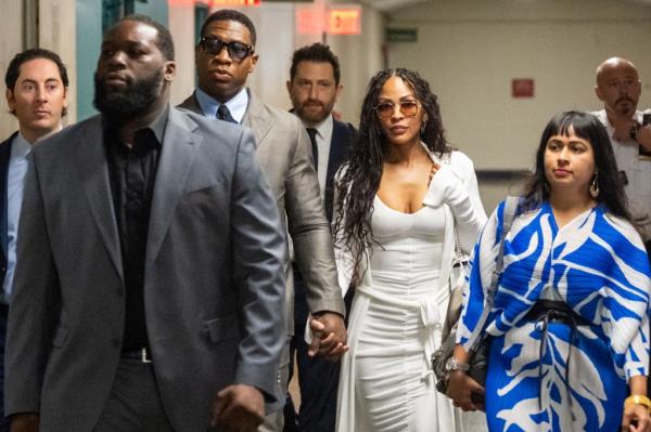 majors outside court