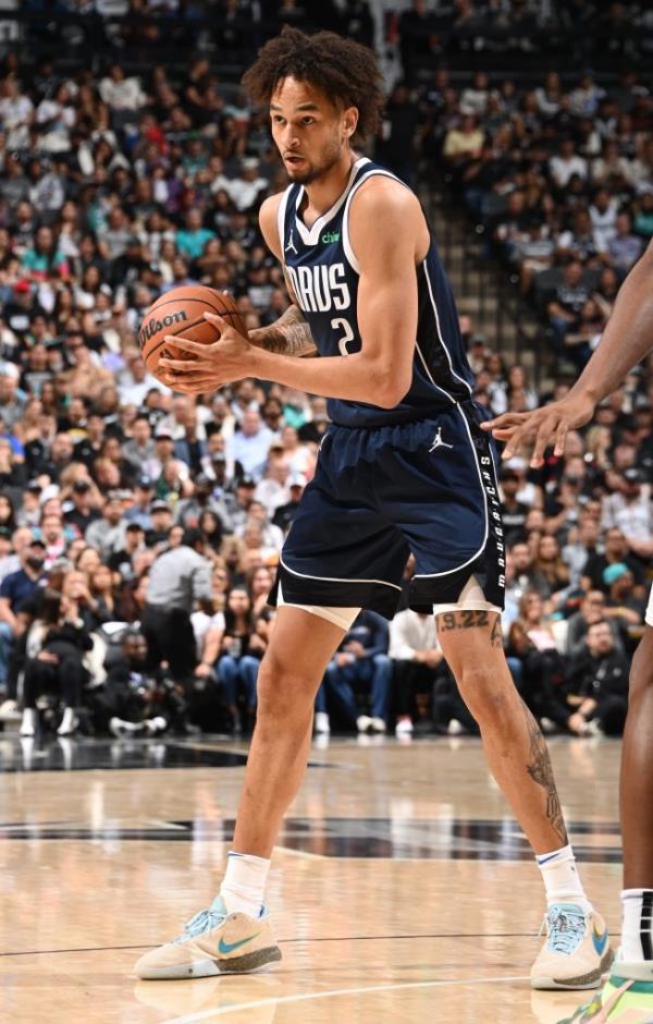  Dereck Lively II #2 of the Dallas Mavericks handles the ball during the game against the San Anto<em></em>nio Spurs 